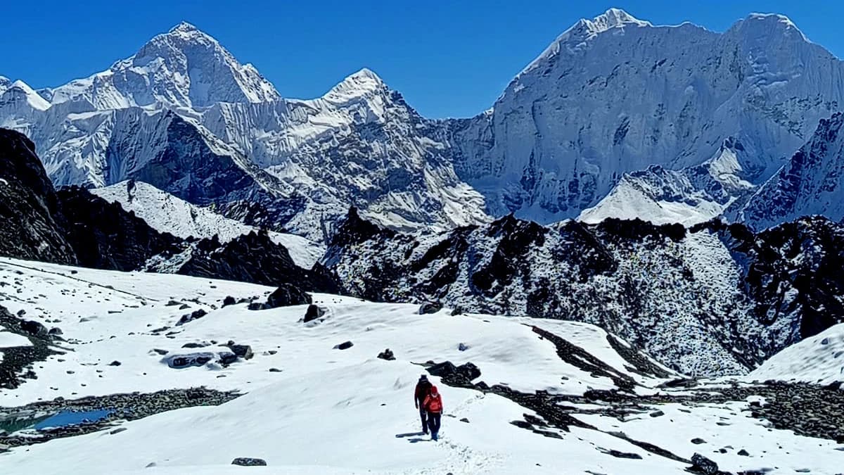 ama dablam base camp via gokyo trek