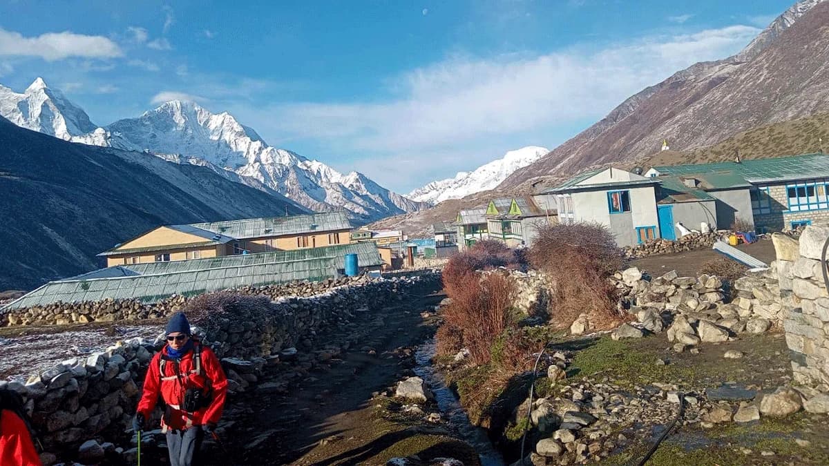 trek to ebc before returning by helicopter