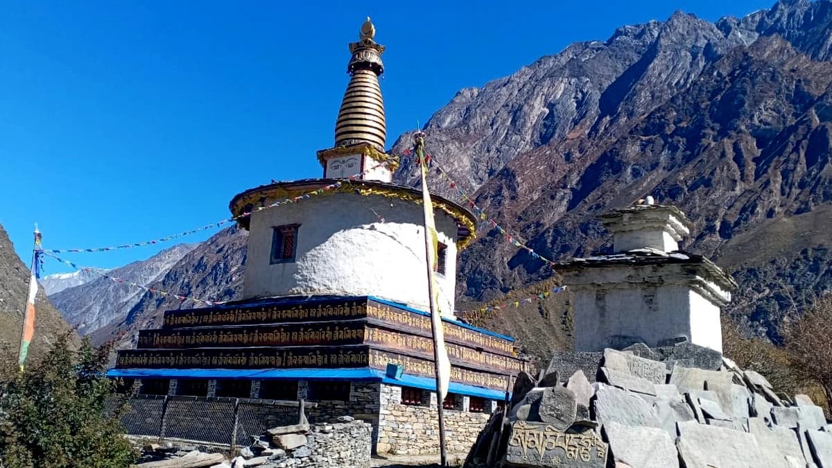 tsum valley trekking