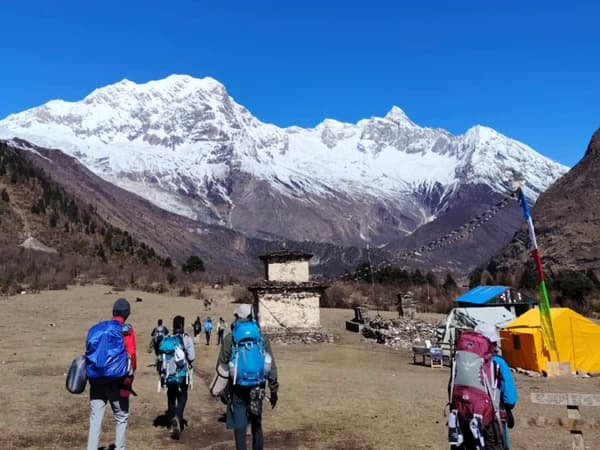 manaslu circuit annapurna circuit trek