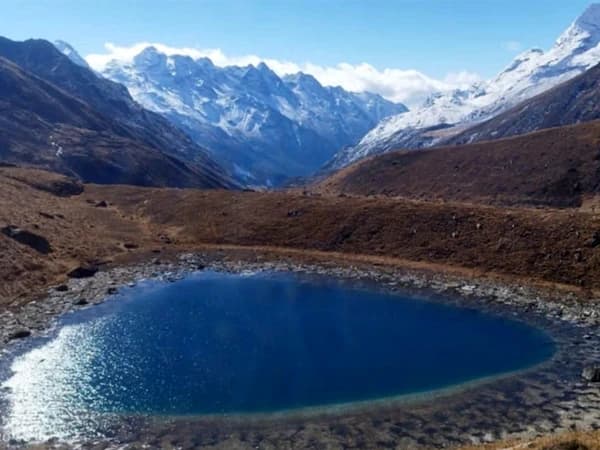 mera peak climbing with amphu lapcha pass trek